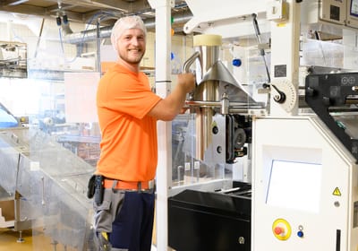 Mann in der Produktionshalle